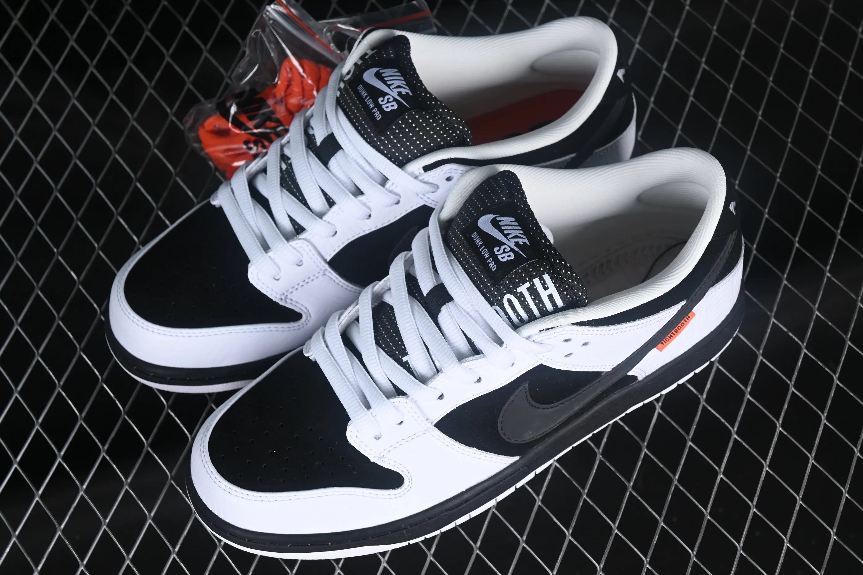 All categories Nk SB Dunk series Nk SB Dunk Low low-top sneakers Z version Tightbooth x Nk SB Dunk joint model Reverse Panda SB low-top casual sports skateboard shoes FD2629-100